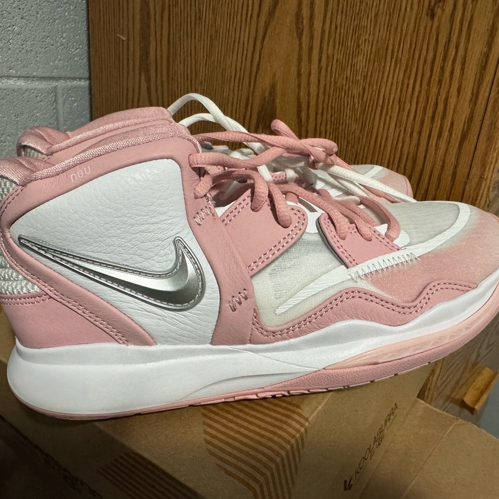 Nike Pink and White Sneakers with Silver‎ Logo